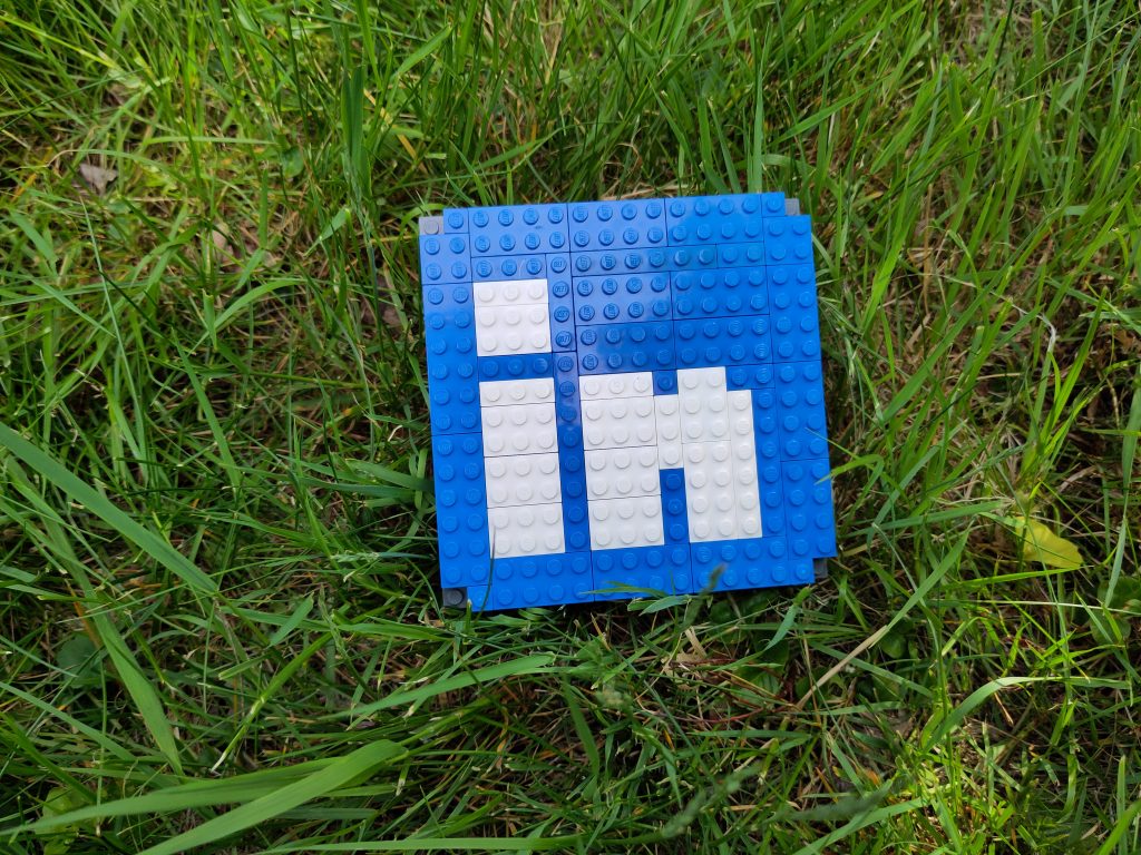 Linkedin aus Legobausteinen im Gras