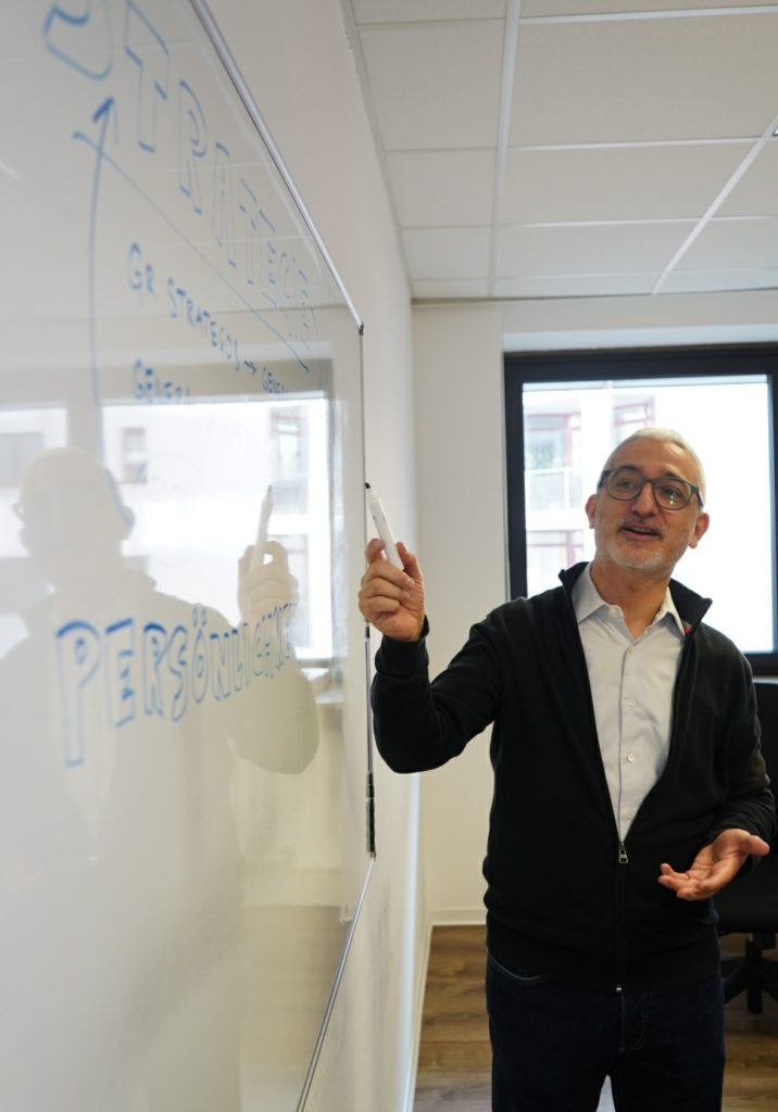 Alkis zeigt auf das Whiteboard